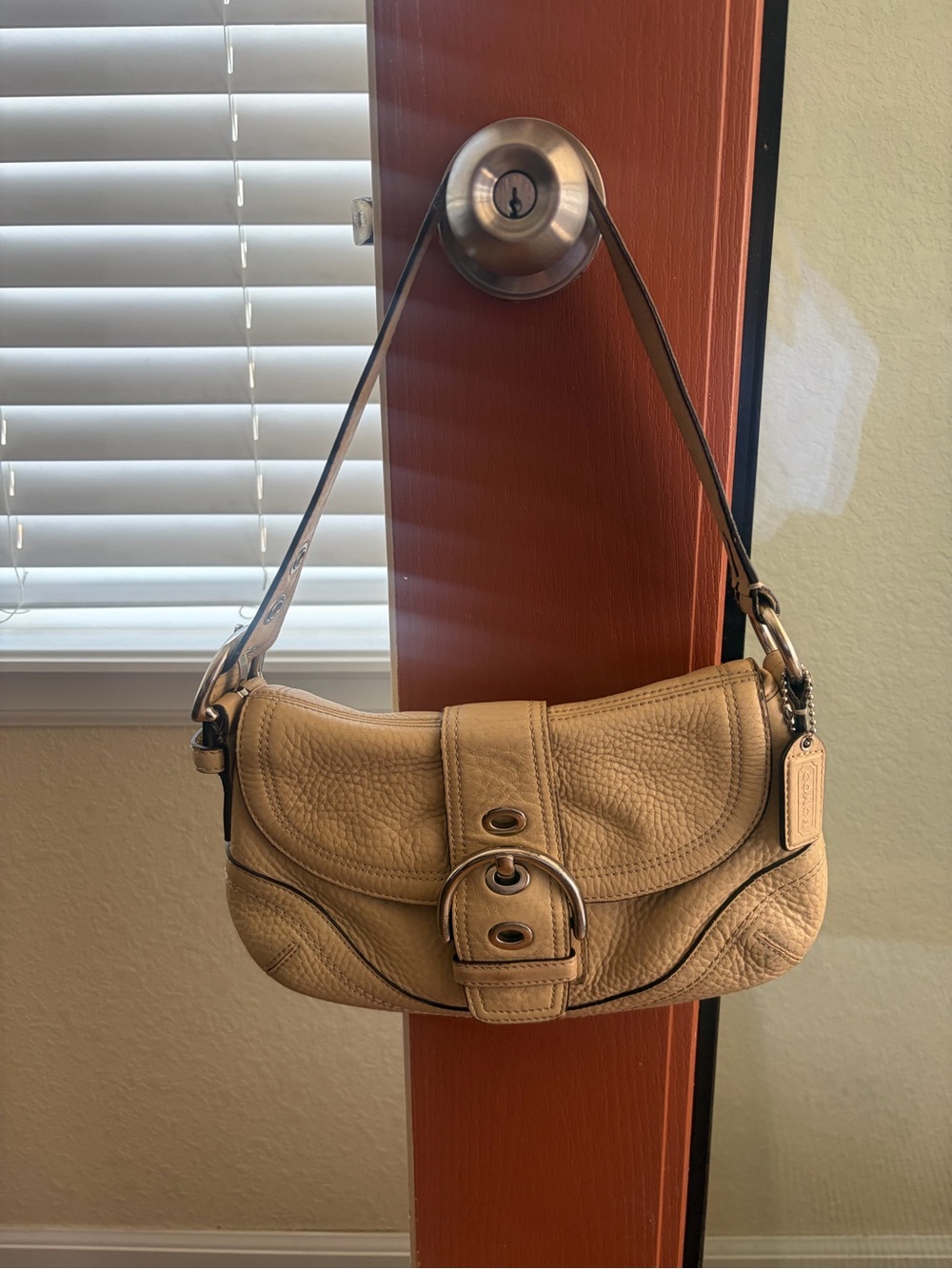 Coach - Vintage leather Shoulder Bag in Beige - Classic Hobo Style